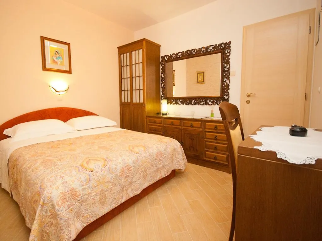 Rooms Nadica Baška 3*,